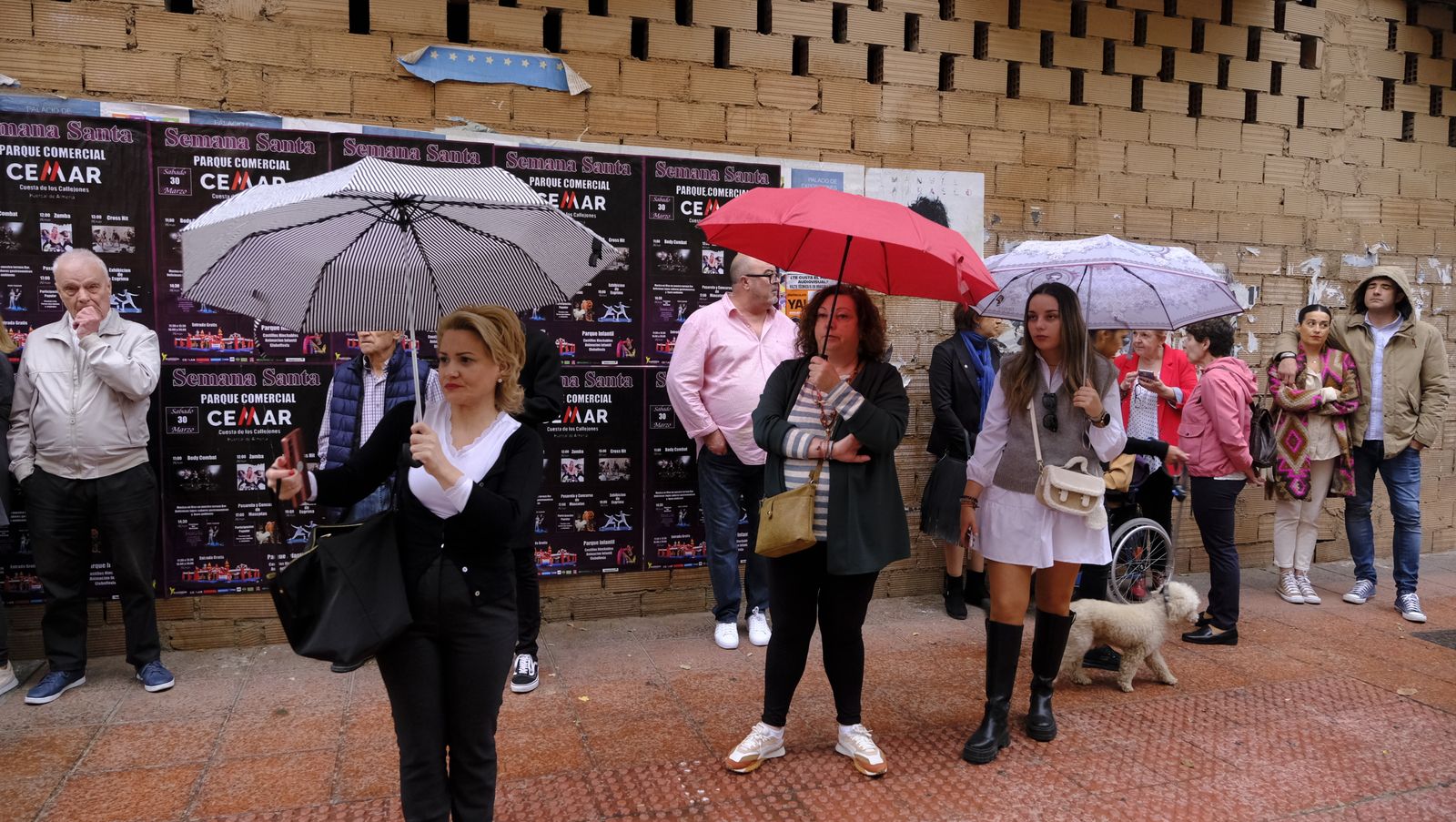 La Procesión de Los Ángeles de sobrepuso a la lluvia, en imágenes