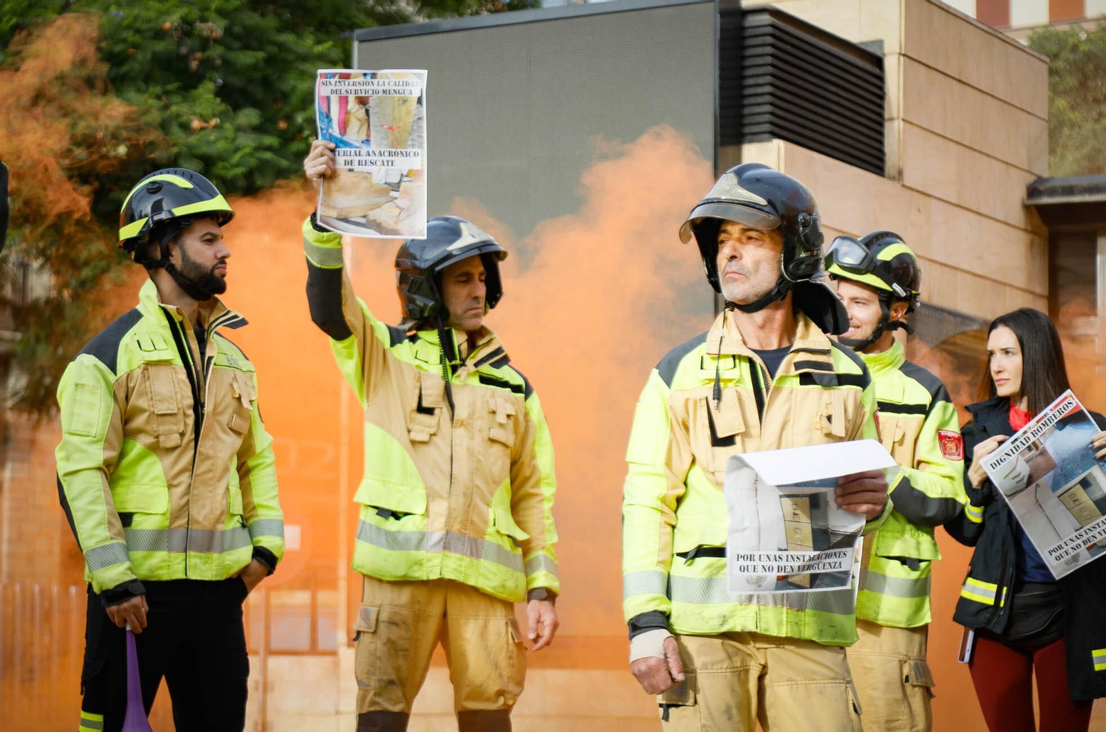 Imágenes de la manifestación de bomberos en Almería