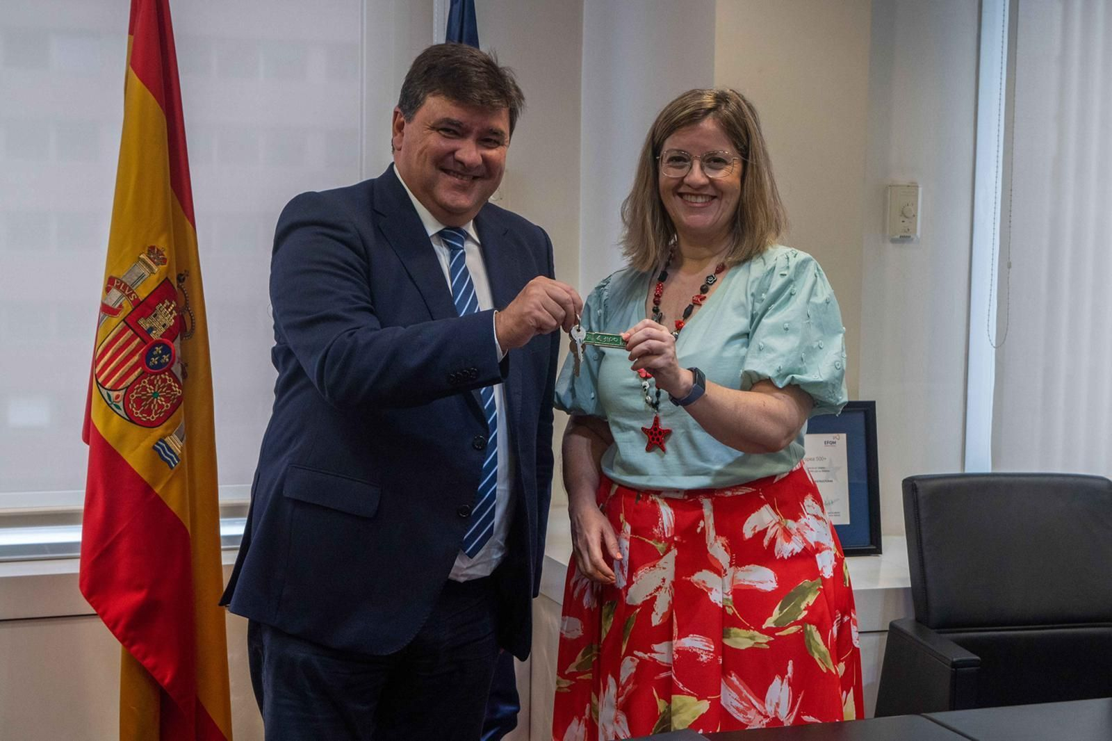 El alcalde, Gabriel Cruz, recibe las llaves de la antigua estación de manos de María Luisa Domínguez, presidenta de Adif.