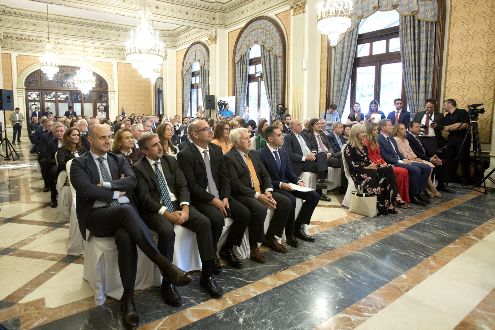 Las imágenes de la entrega de la Beca Manuel Olivencia