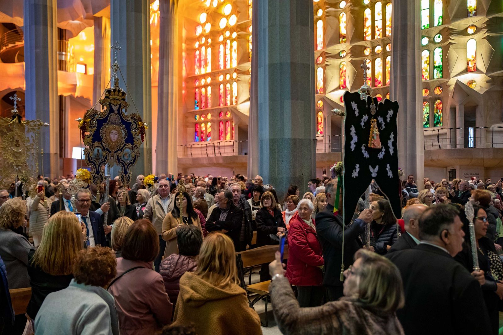 Fotos de Juanma Moreno en la Sagrada Familia de Barcelona durante la misa del 50 aniversario de la romería del Rocío en Cataluña