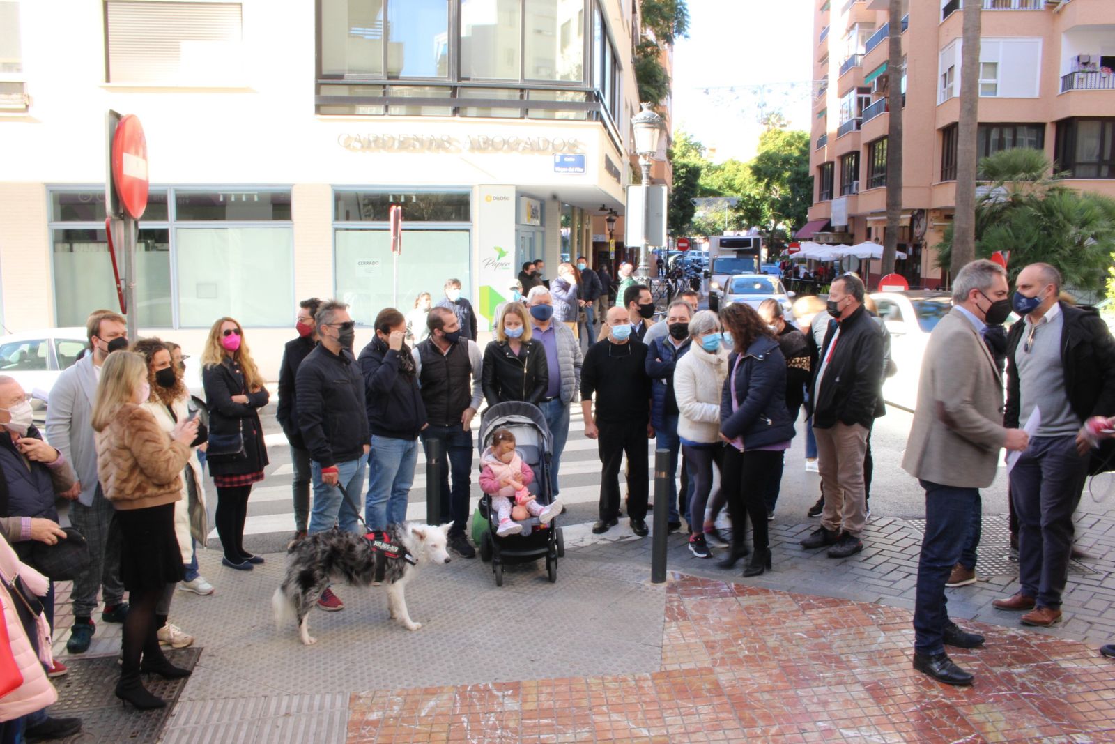 Más de una treintena de residentes y comerciantes muestran su malestar por la planificación de la obra.