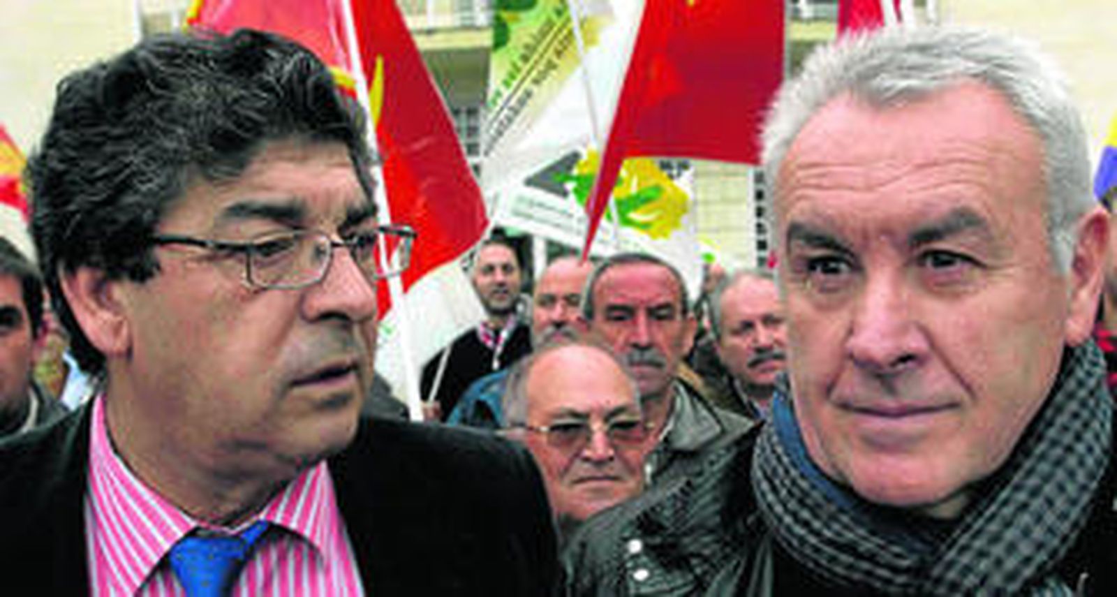 El líder andaluz de IU, Diego Valderas, y el nacional, Cayo Lara, ayer en Jaén, en una concentración para exigir la supresión de peonadas.