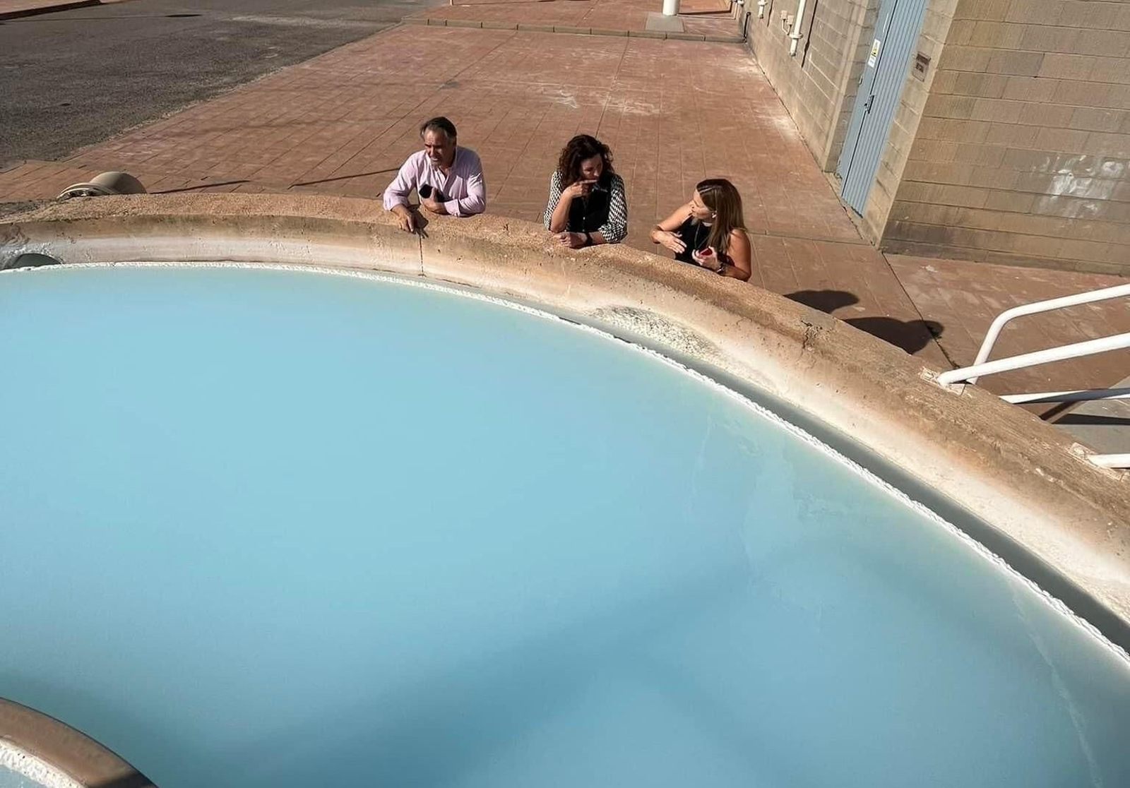 La alcaldesa y concejales junto a una de las balsas de agua