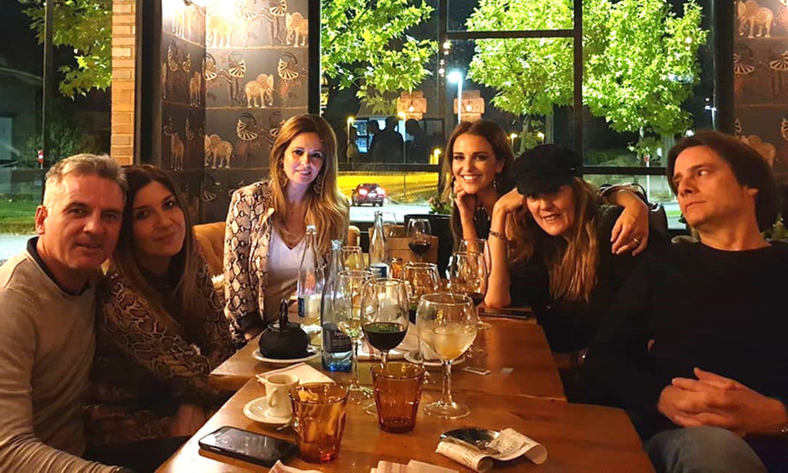 Paula, cenando con amigos la noche del sábado.