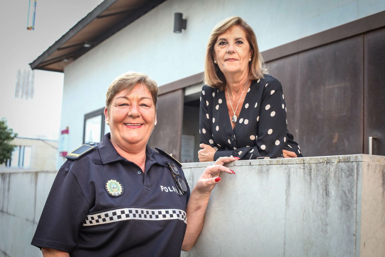 Las oficiales de la Policía Local Paloma Rodríguez y Mercedes Fernández, ayer en el Centro Municipal de Arte Flamenco La Merced.