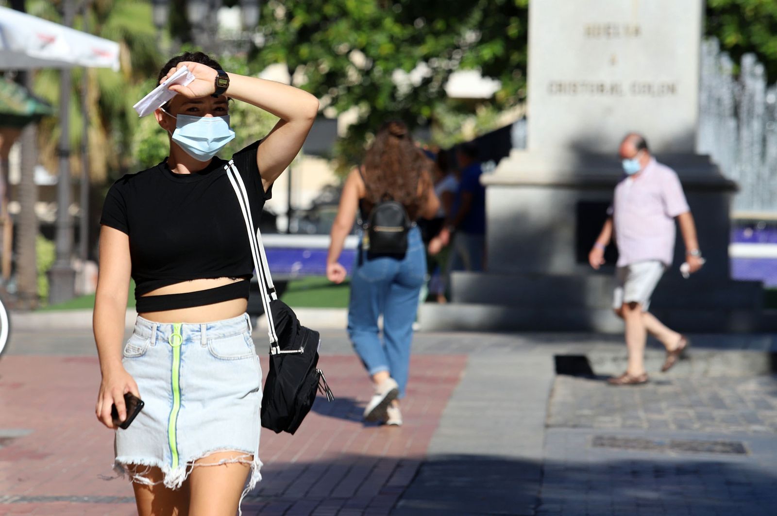 Una joven pasea con su mascarilla por Huelva.