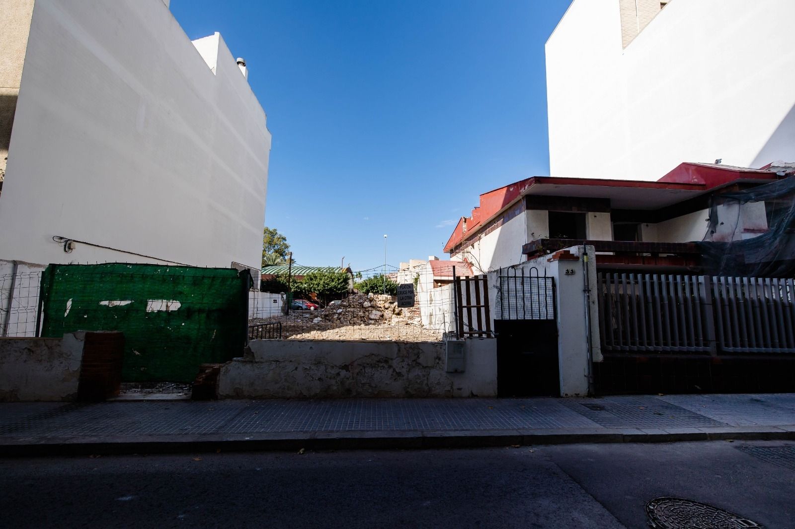 Solar donde se levantaba uno de los chalés de Huerta del Obispo, por donde se conectará con Varela.