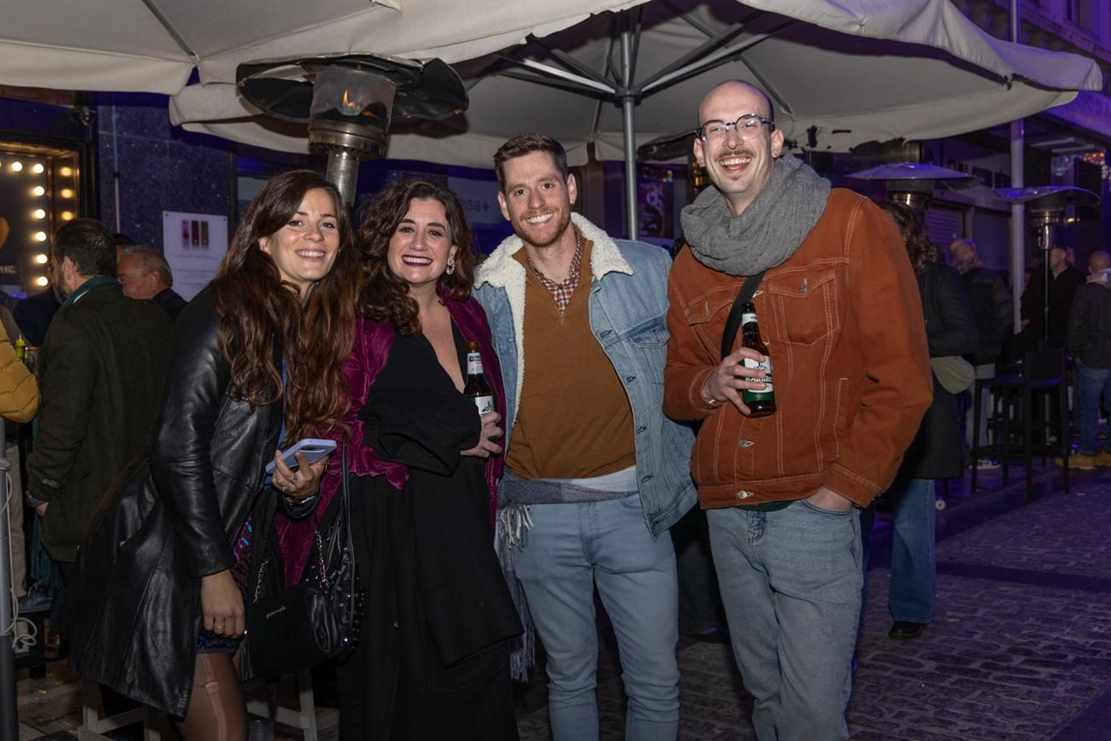 Los jiennenses disfrutan del centro de la ciudad, rodeados de un ambiente navideño