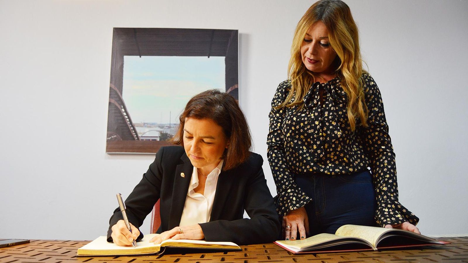 Eva Granados firma en el libro de honor de la localidad.