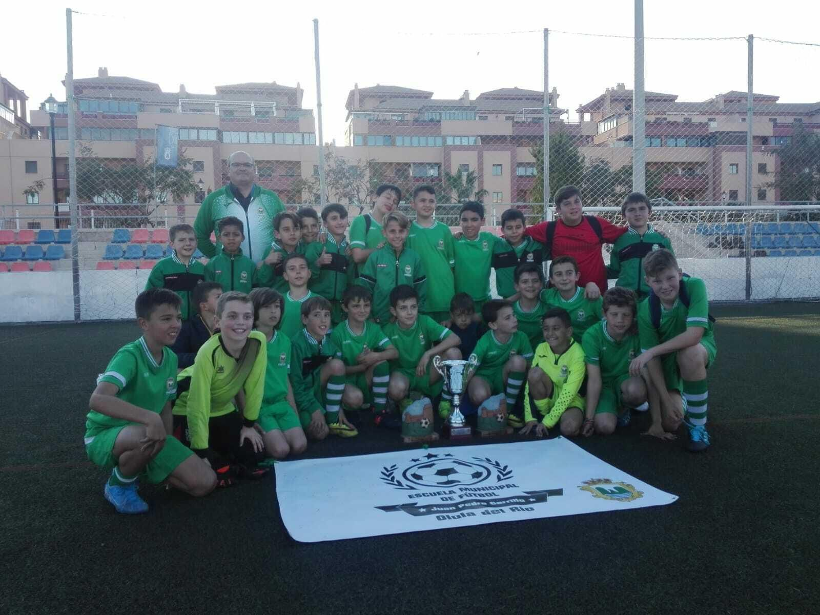 Los jugadores de la Escuela Municipal de Fútbol de Olula del Río en Roquetas de Mar.