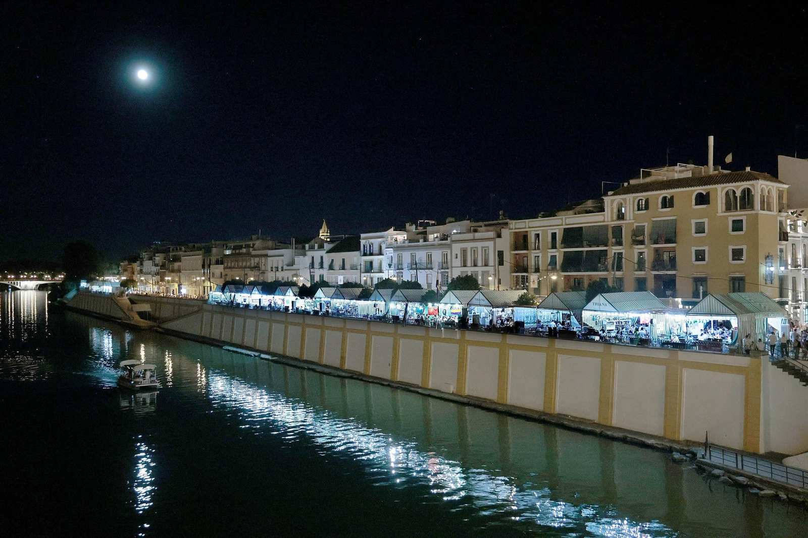 Vista de la trasera de las casetas de la Velá de Santiago y Santa Ana desde el puente de Triana.