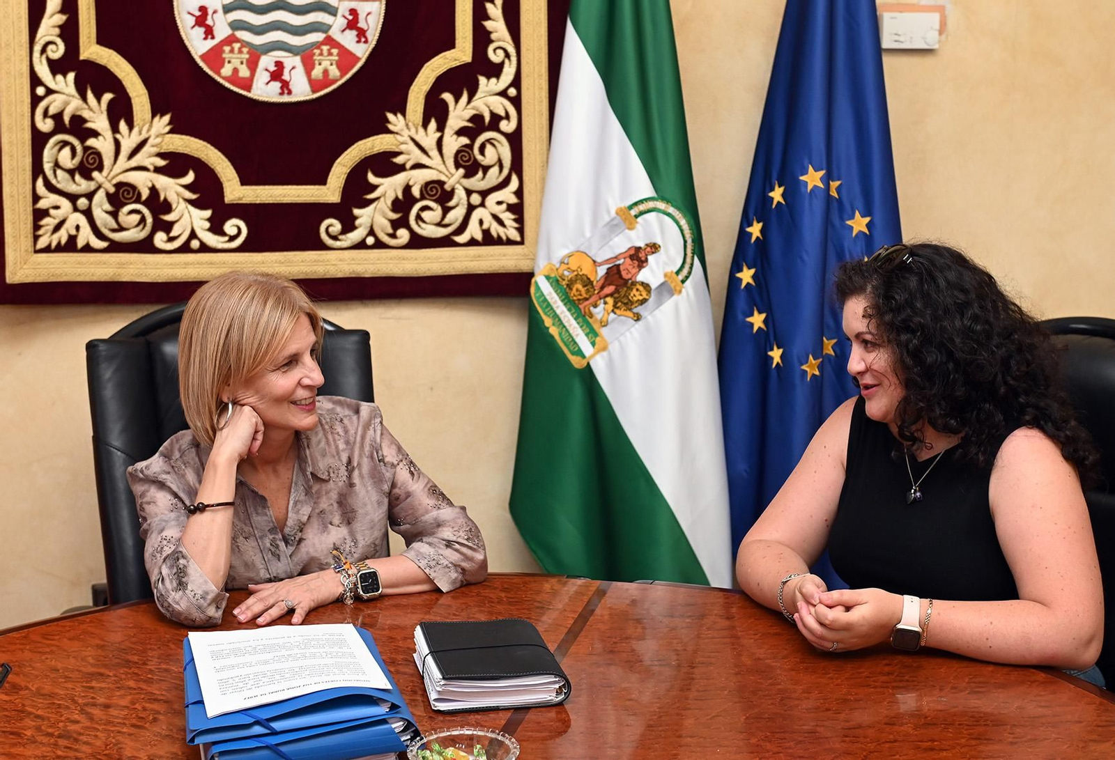 María José García-Pelayo, con Máriam Guerra en el Ayuntamiento.
