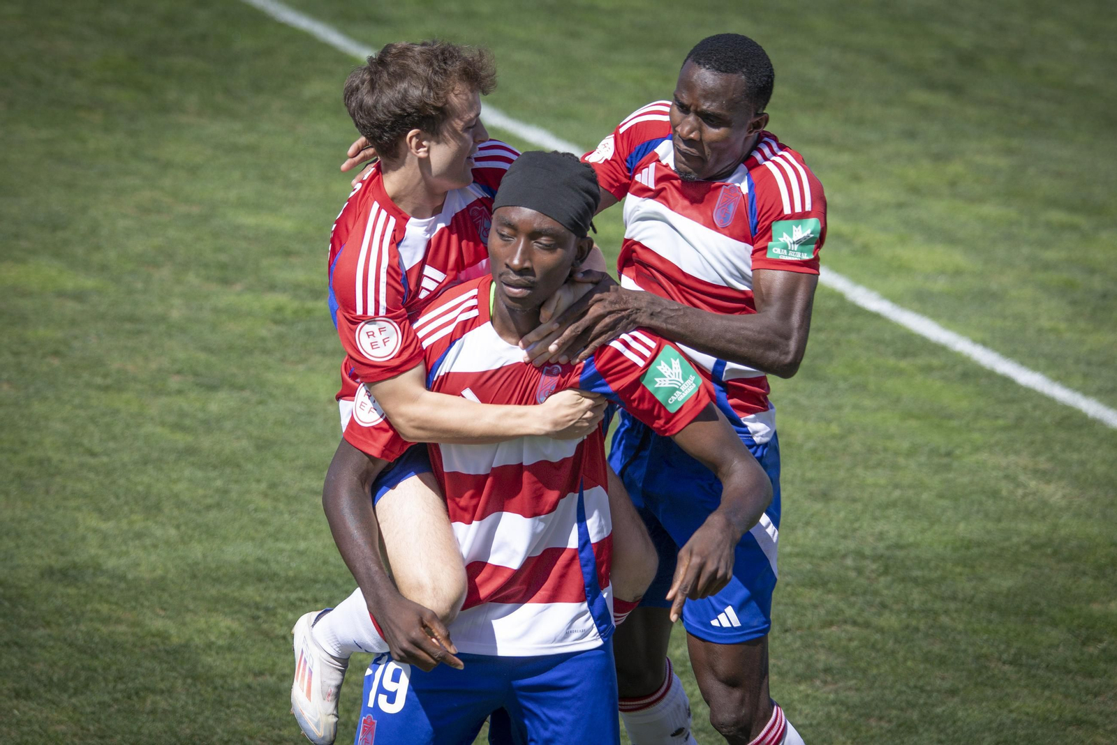 Pontones y Faye celebran con Eghosa el tanto del delantero rojiblanco.