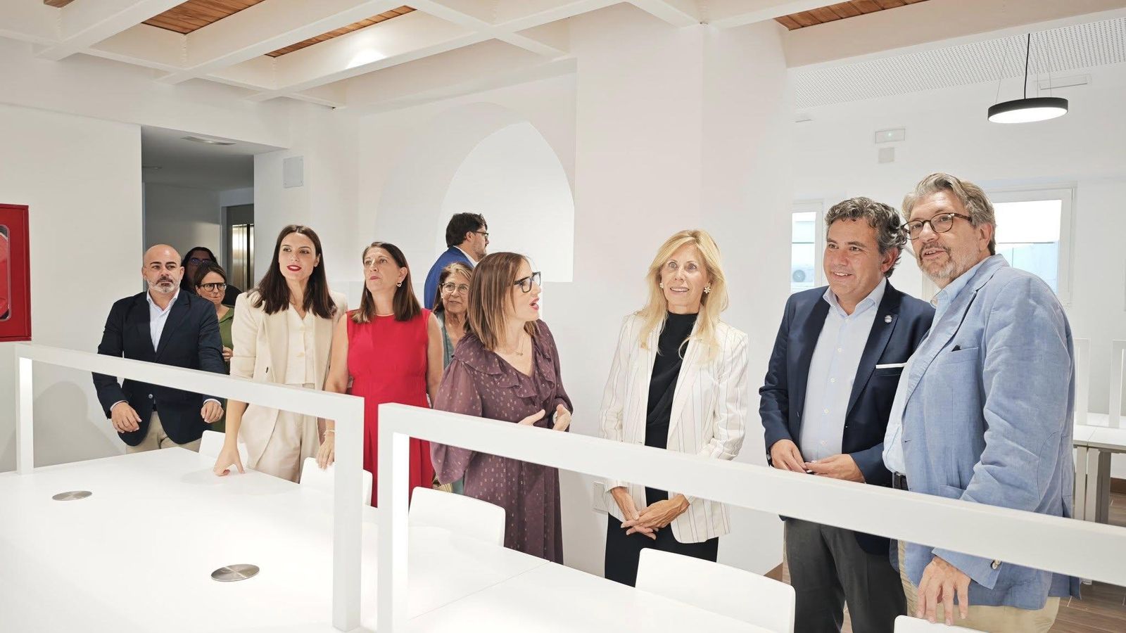 Autoridades en la inauguración de la biblioteca.