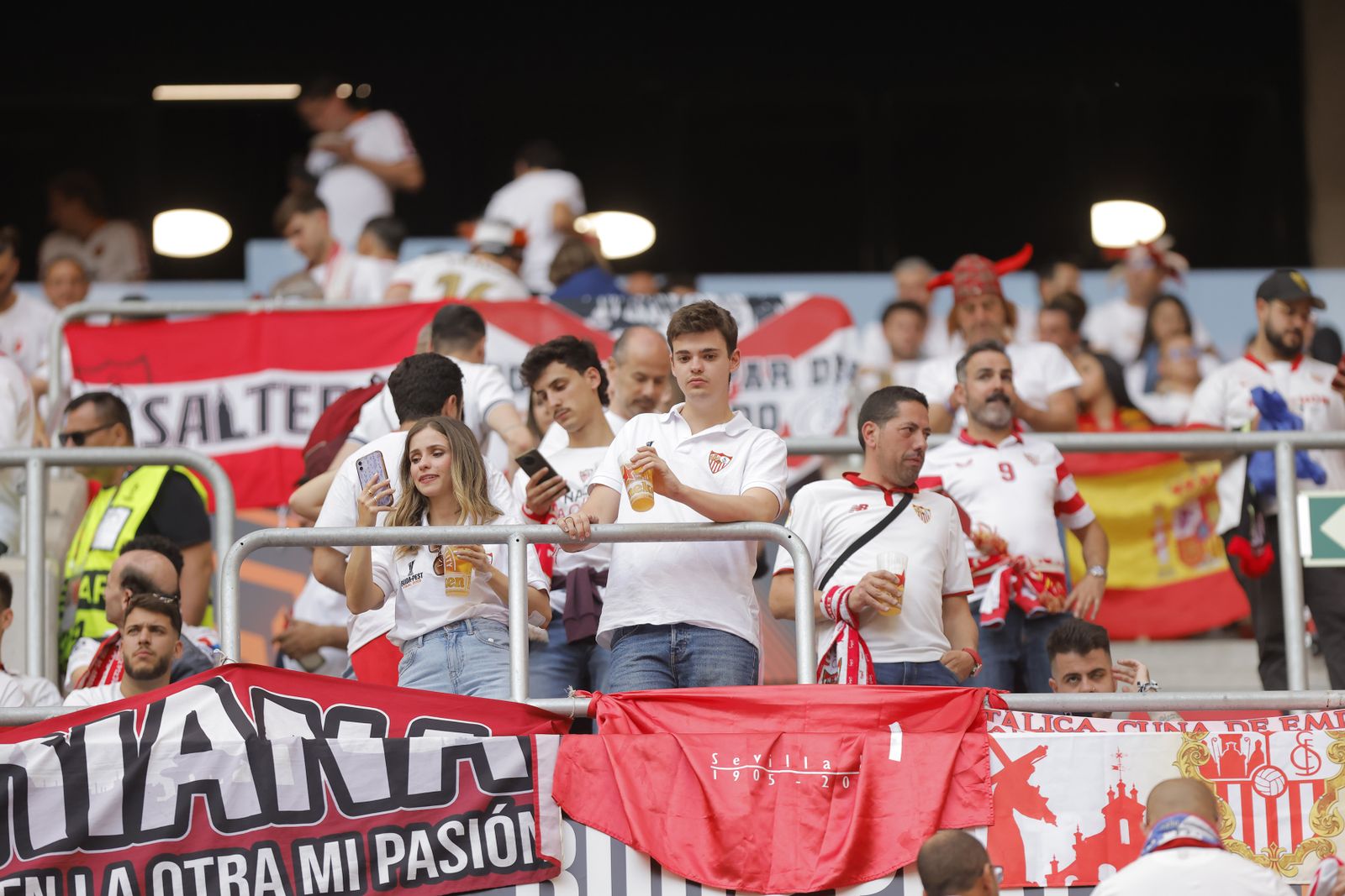 Búscate en las fotos del Sevilla-Roma