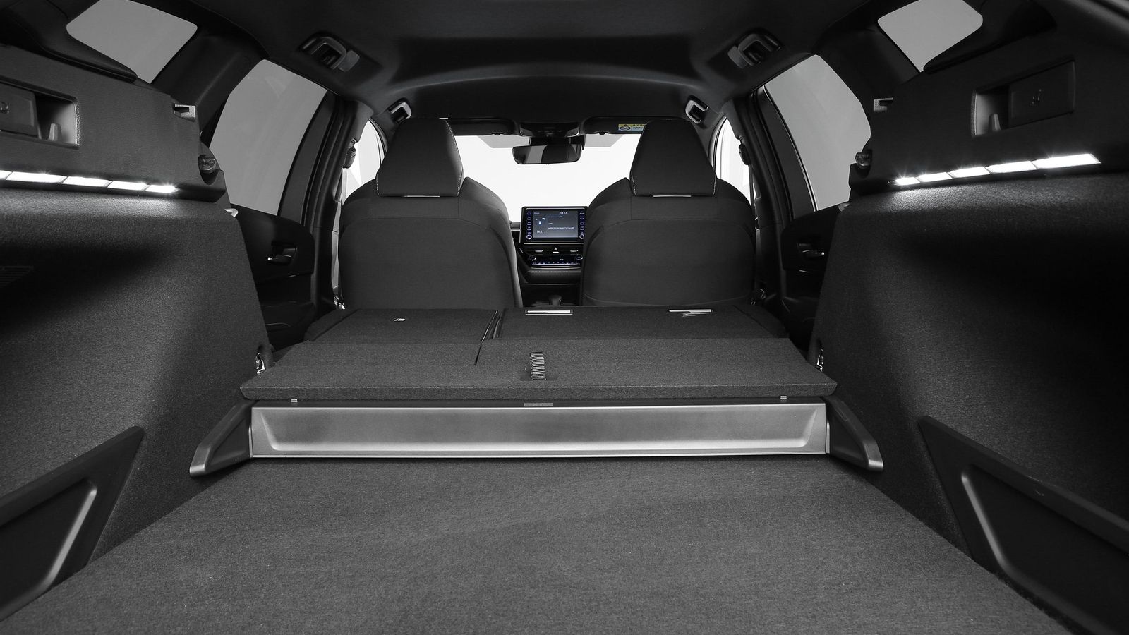 El piso del maletero, si se sitúa en la posición superior aprovechando las guías laterales, enrasa con los respaldos traseros una vez quedan abatidos.