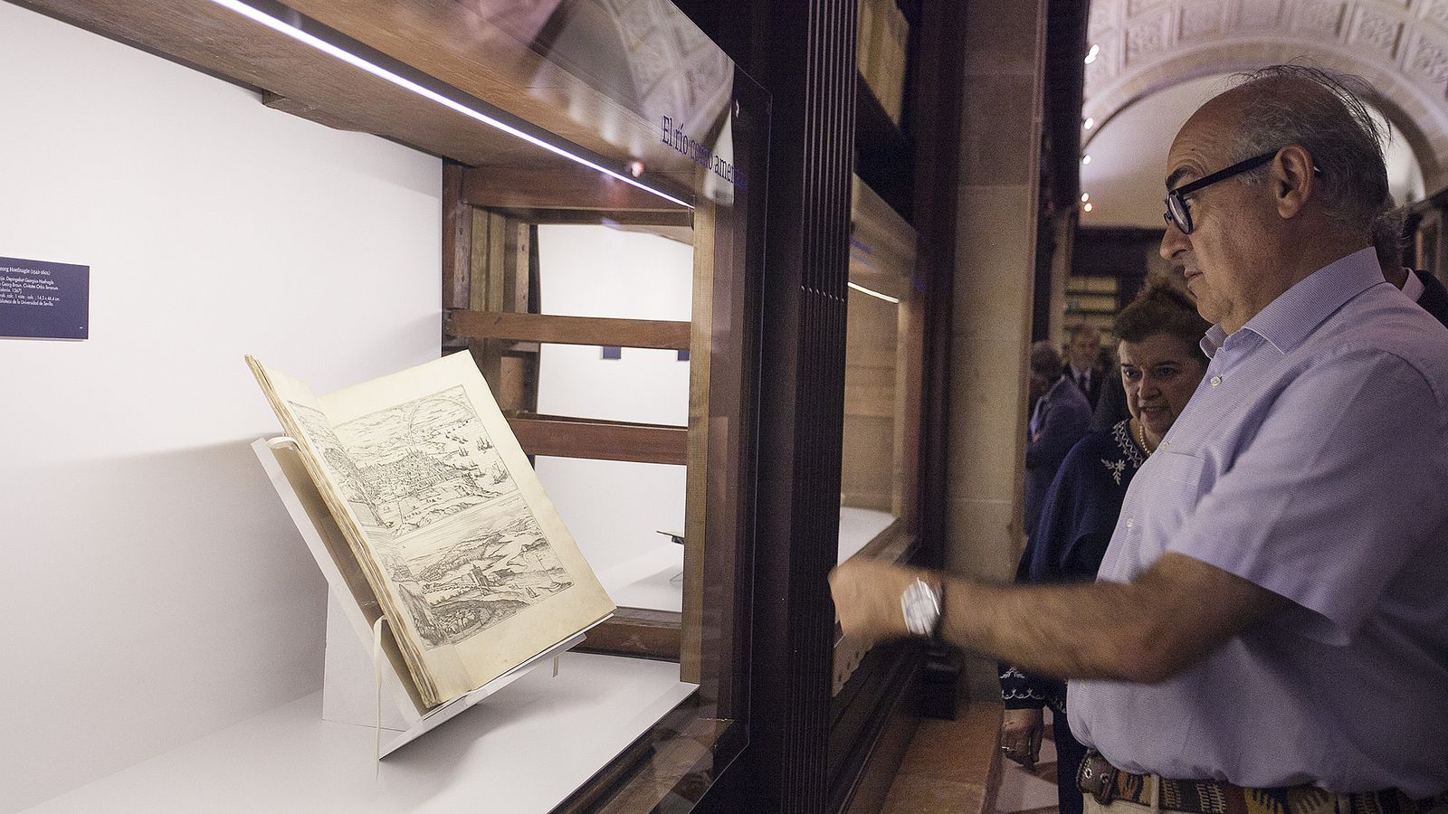 Un visitante contempla uno de los documentos de la exposición.