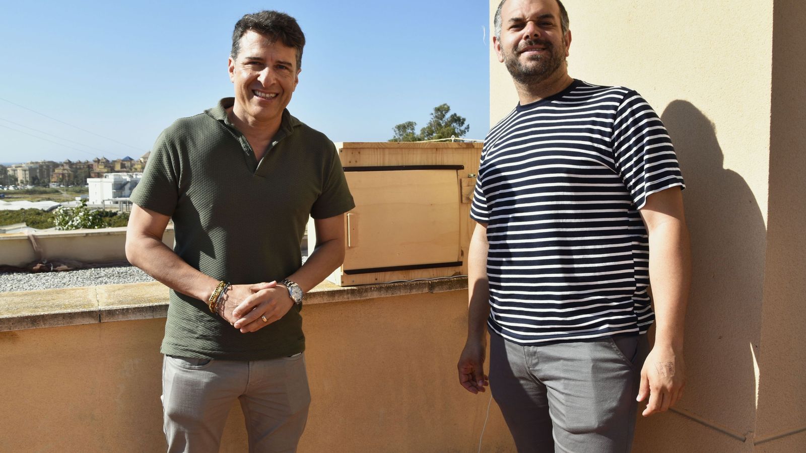 El alcalde de Torrox, Óscar Medina, y el profesor de Biología Carlos Castillo, junto a una caja nido en la azotea del instituto.
