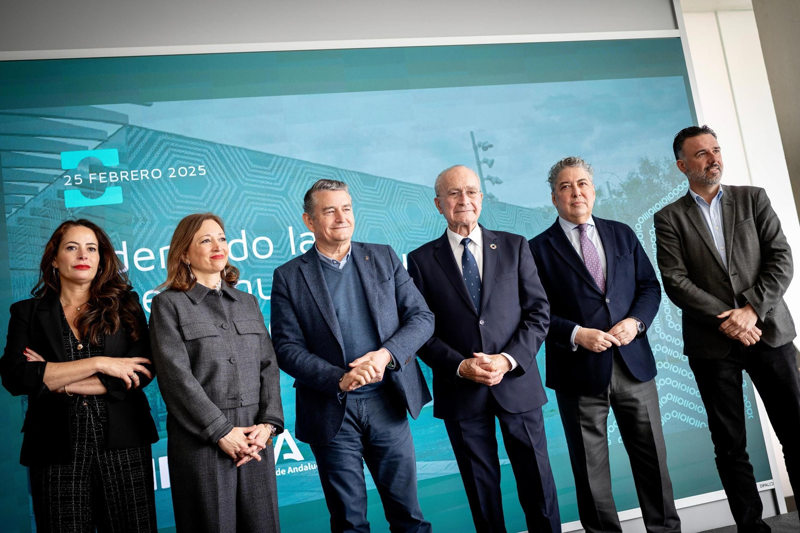 Sanz y el alcalde, en el centro de la imagen, han pedido que el Centro Nacional de Ciberseguridad venga a Málaga.