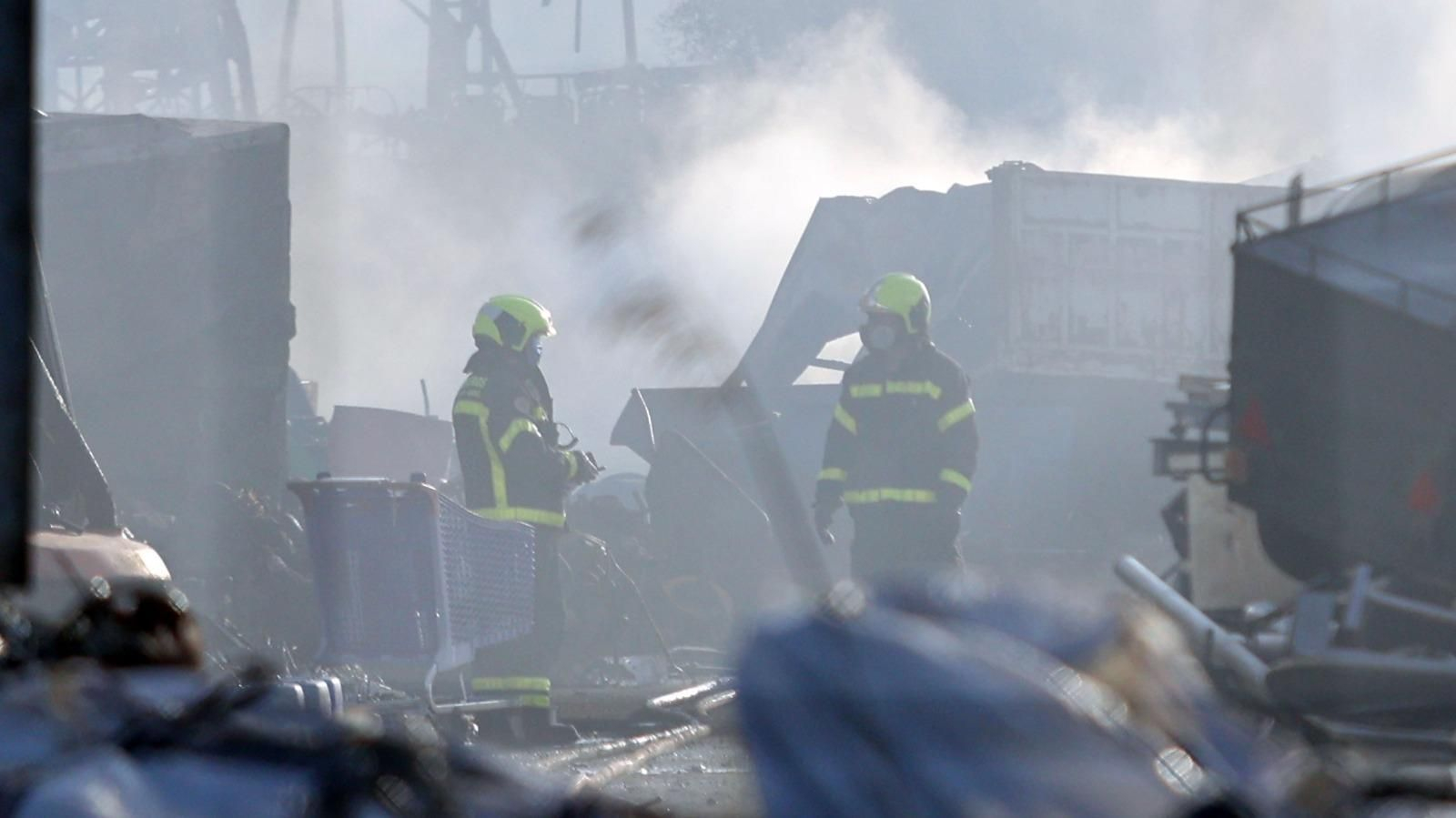 Espectacular incendio en una chatarrería de Jerez