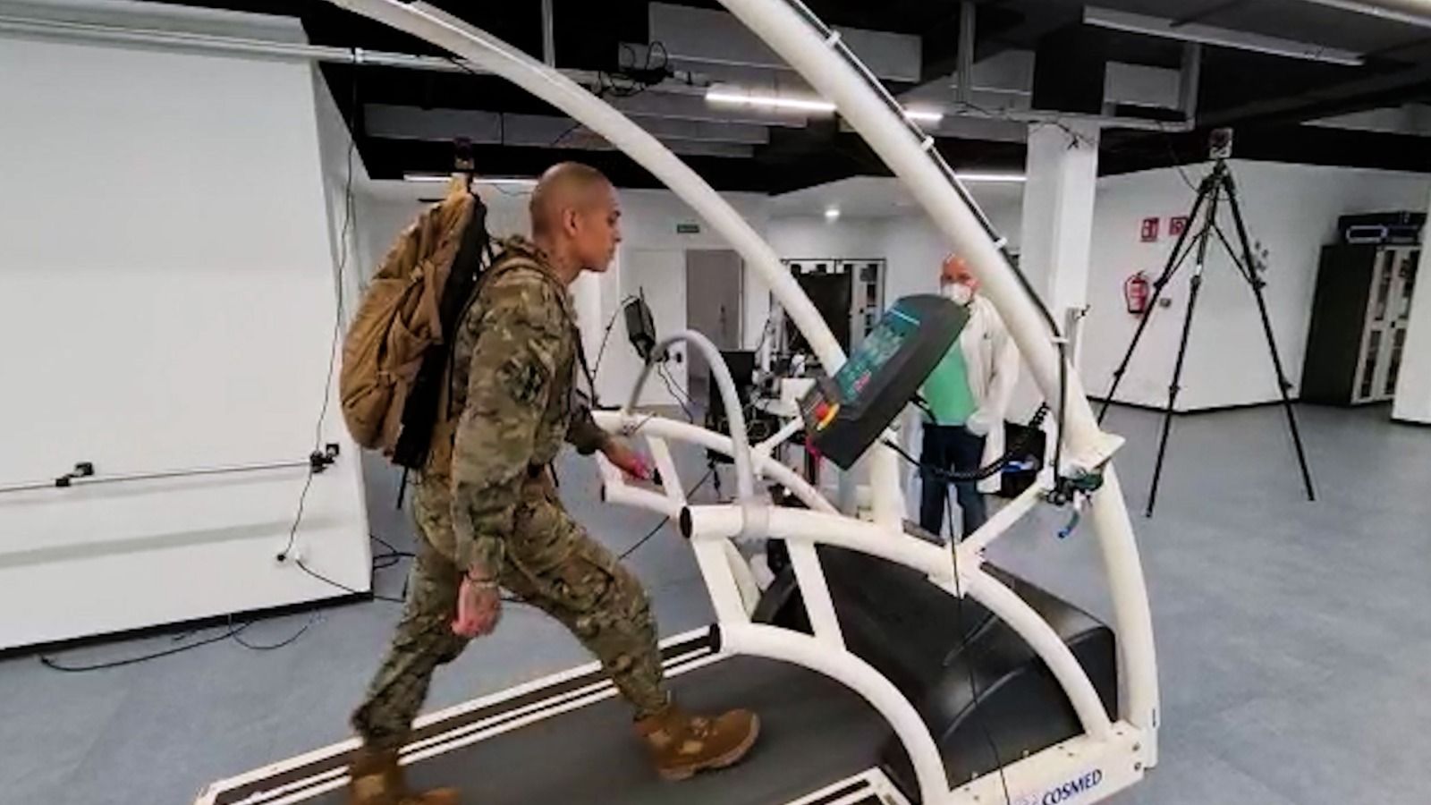 Un militar, durante los test de la mochila.