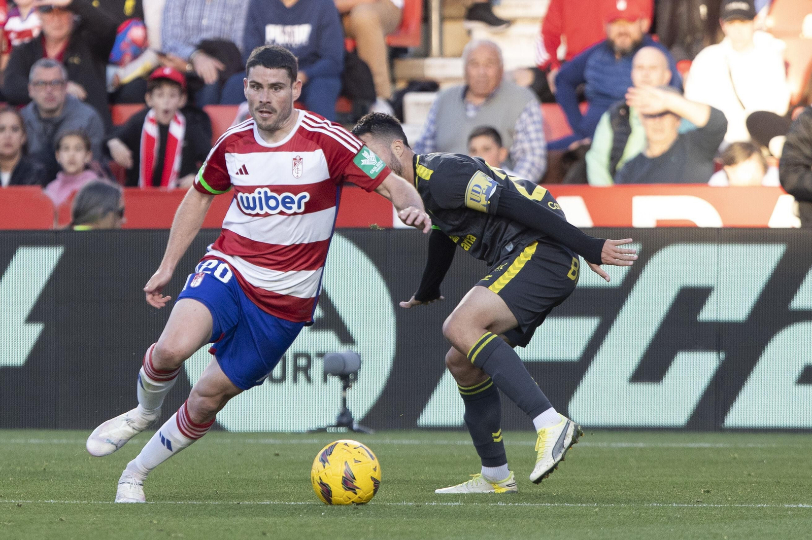 Sergio Ruiz se lleva el balón ante un rival