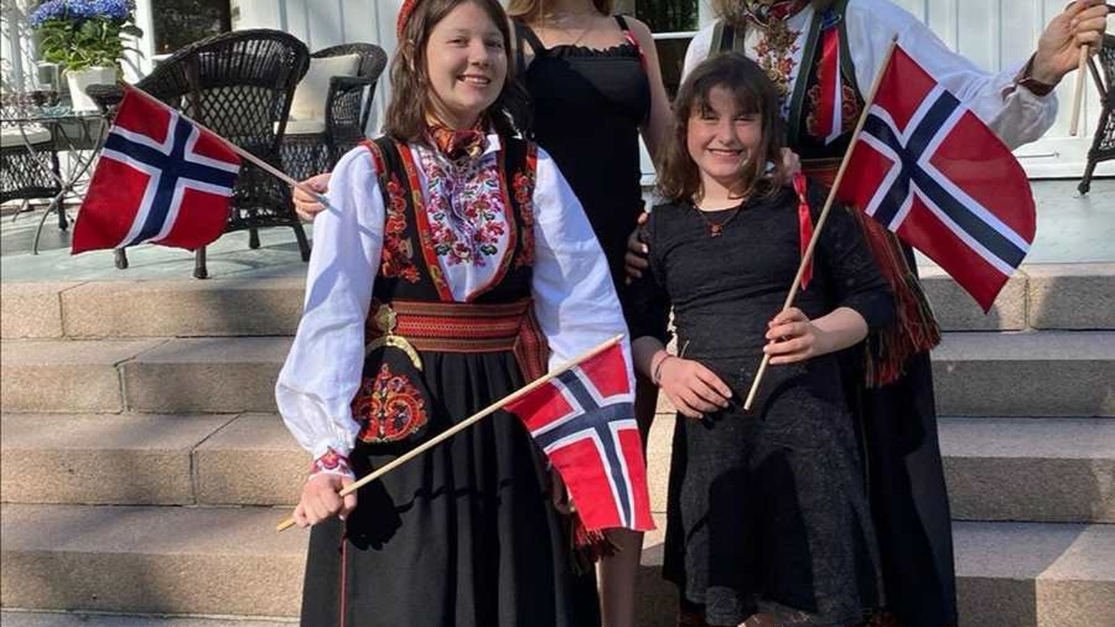 Marta Luisa con sus tres hijas, celebrando la fiesta nacional de Noruega.