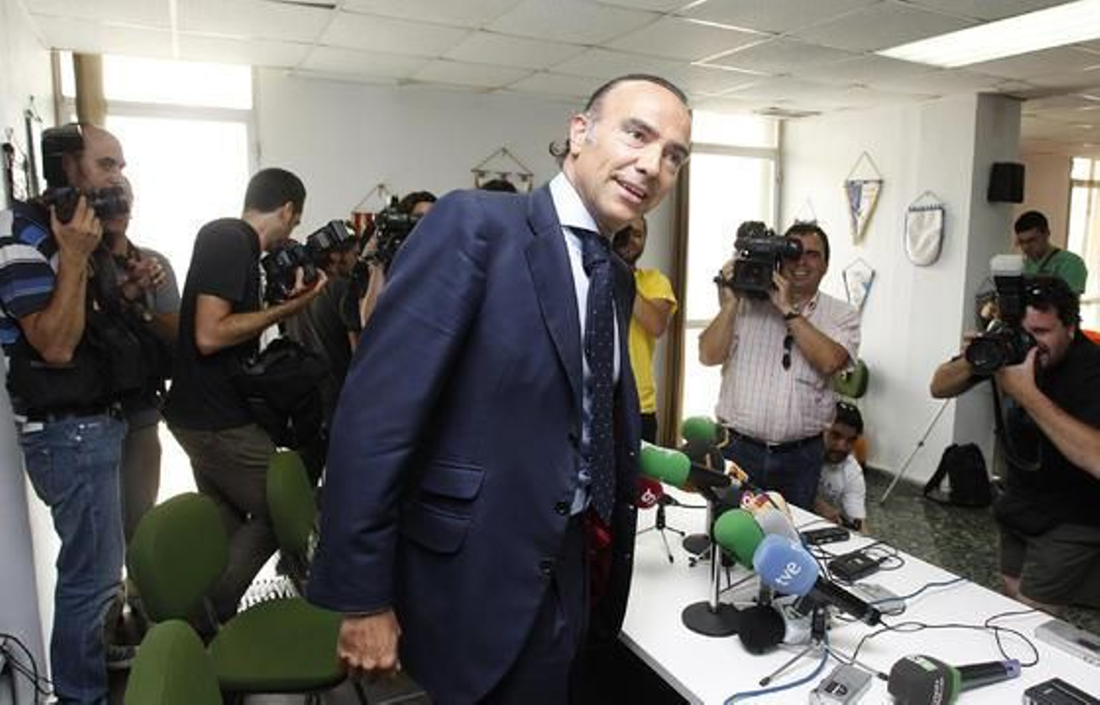 Luis Oliver responde a los medios congregados en sala de prensa.  Foto: Antonio Pizarro