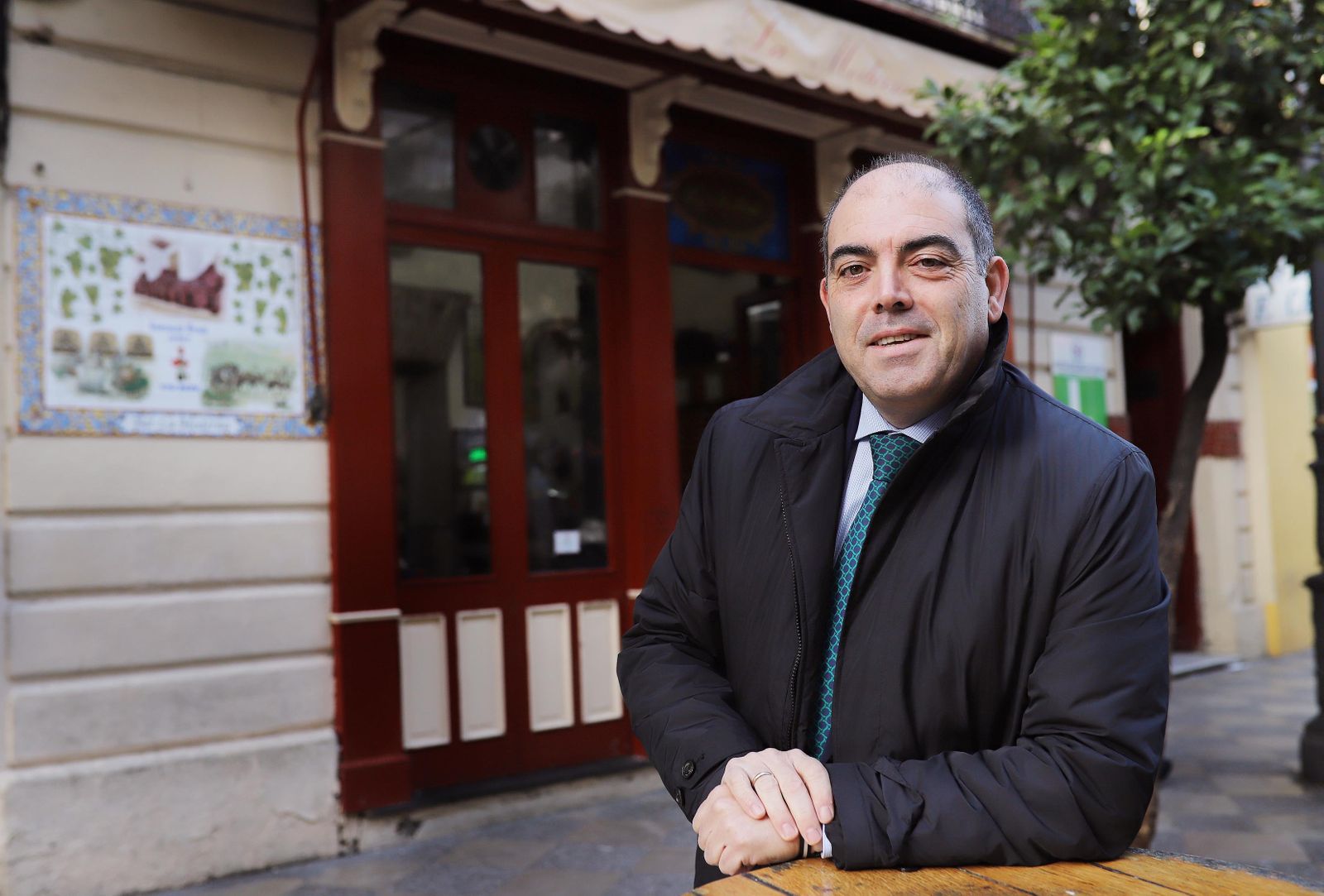 Lorenzo Amor, ante 'La Moderna', en la calle Larga de Jerez.