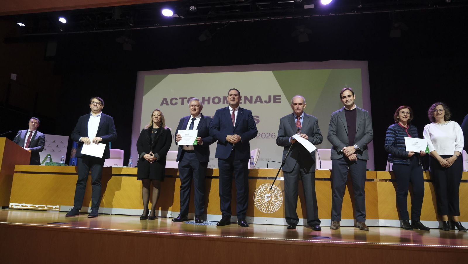 Los maestros docentes jubilados reciben su homenaje en la paraninfo de la UAL
