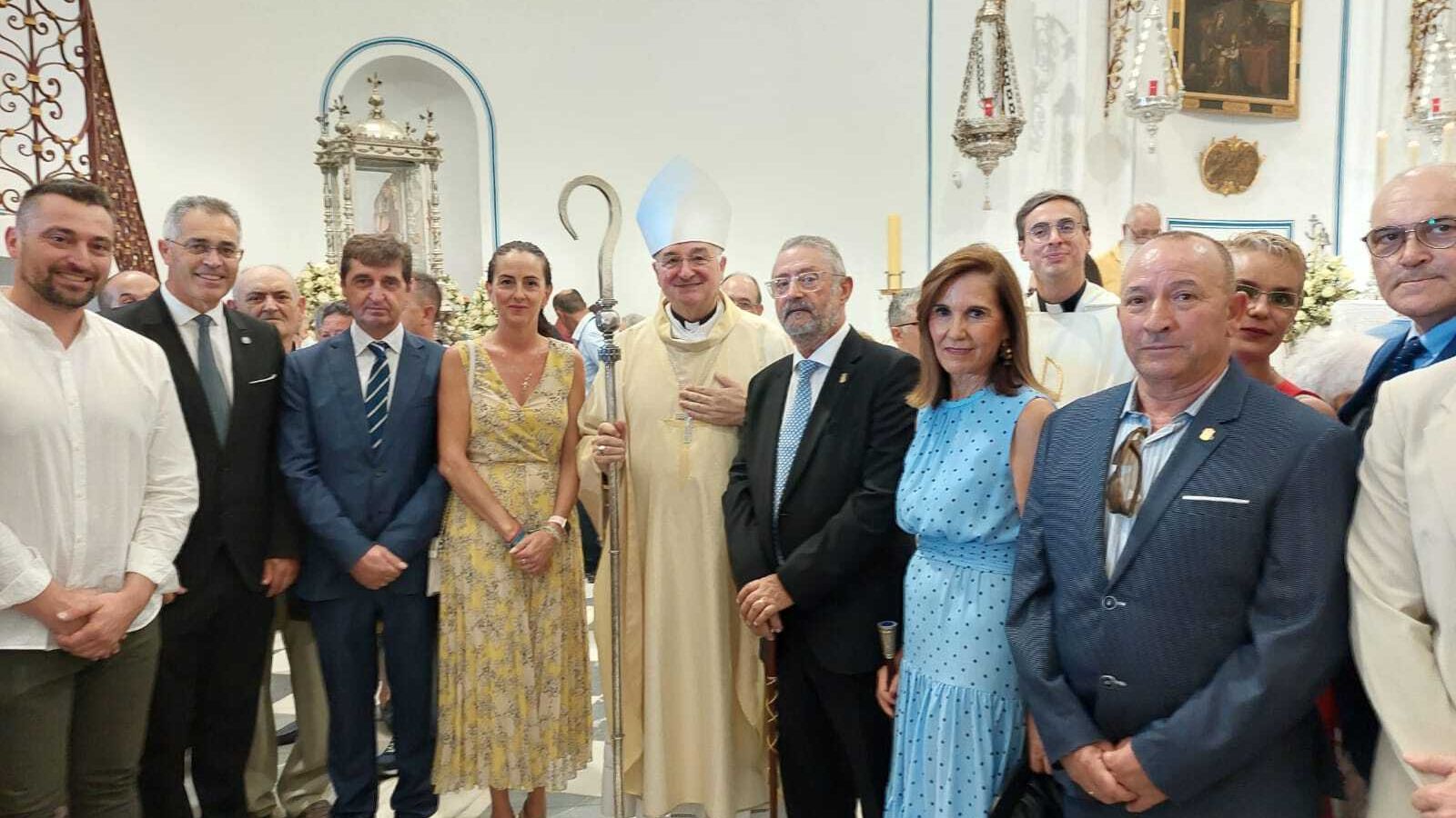 Responsables políticos y eclesiásticos durante la misa en honor a La Pequeñica.