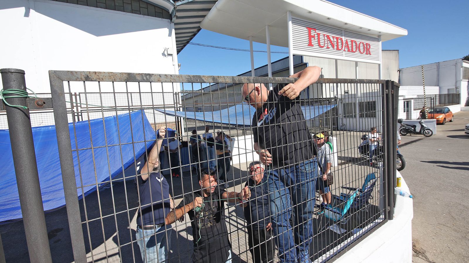 Trabajadores de bodega concentrándose en la puerta.