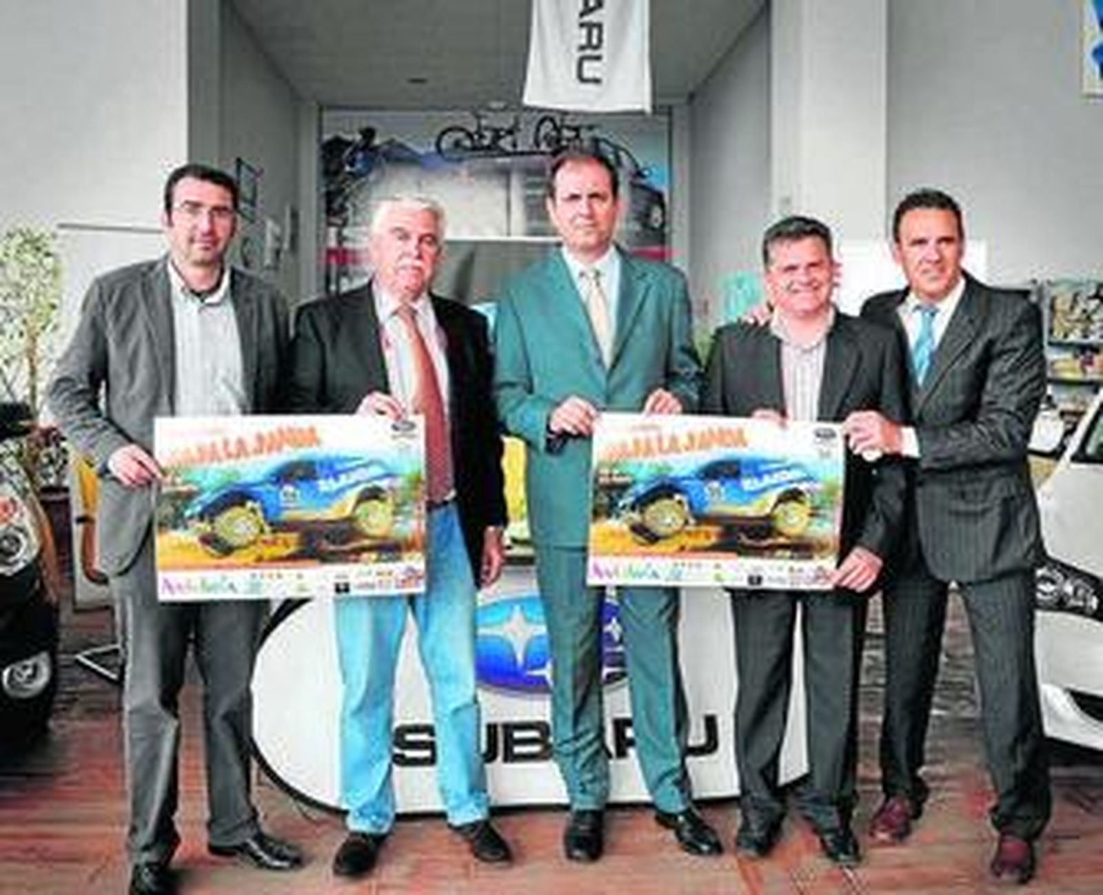 Patrocinadores y organizadores posan para la prensa.