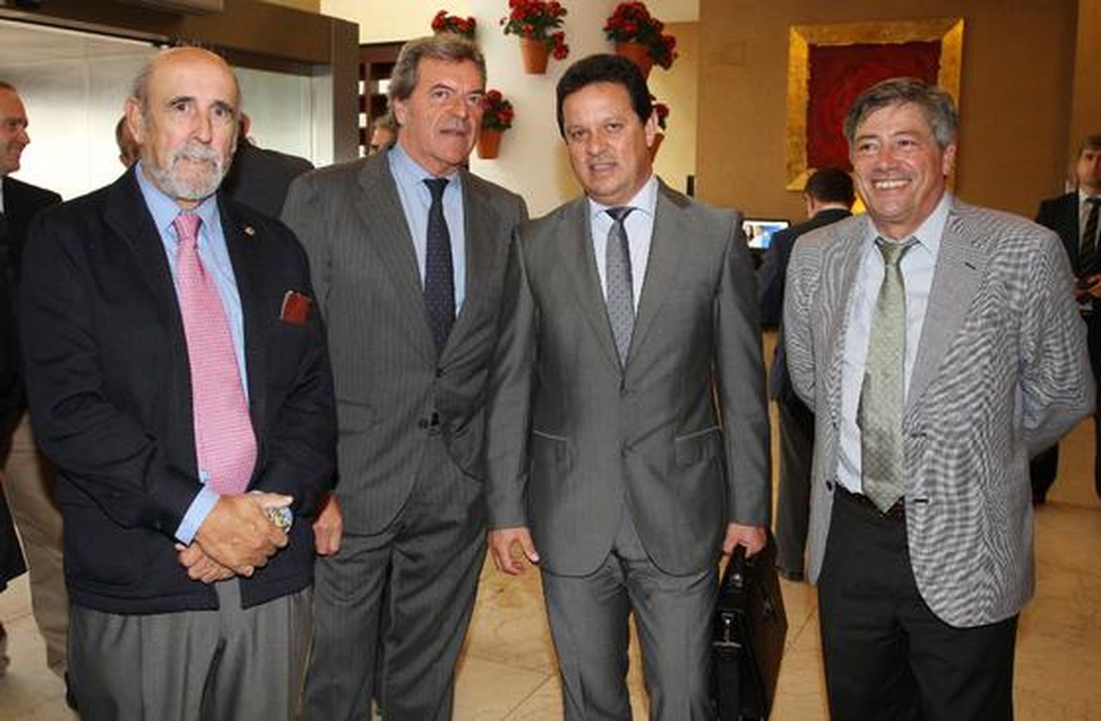 Felipe Lobo, decano del Colegio de Ingenieros de Minas del Sur; el empresario Francisco Javier de Aspe; Alonso Luján y el profesor de Economía Rafael Salgueiro.