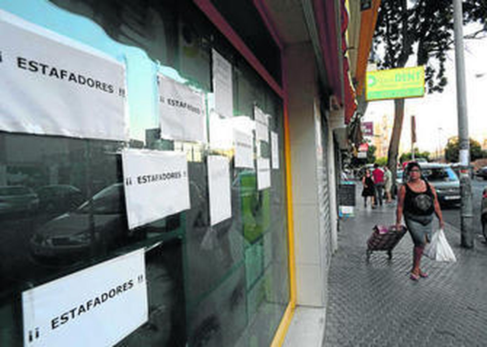 La puerta de acceso a la clínica Caredent Triana.