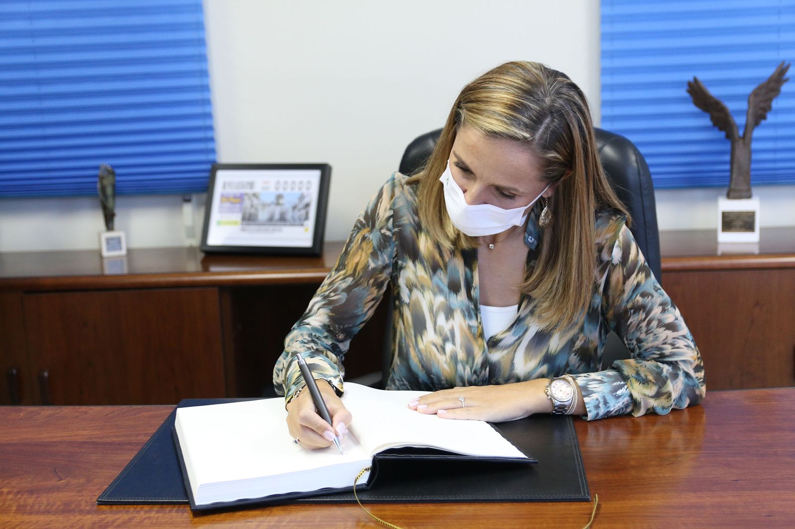 Las imágenes de la visita de Bendodo a Cosentino y la firma de la adenda con Extenda y la AEMA