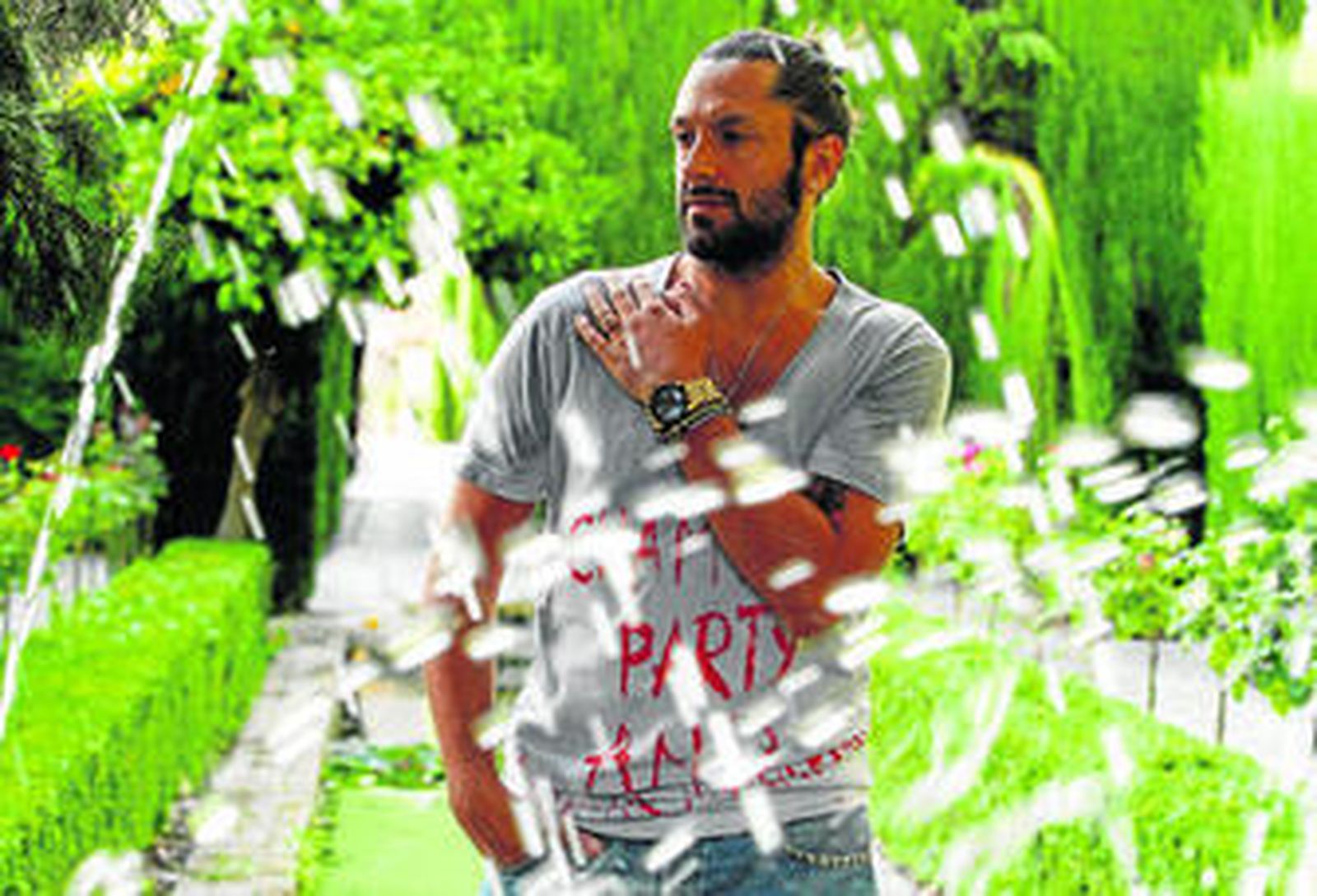 El bailaor Rafael Amargo en los jardines del Generalife de Granada.