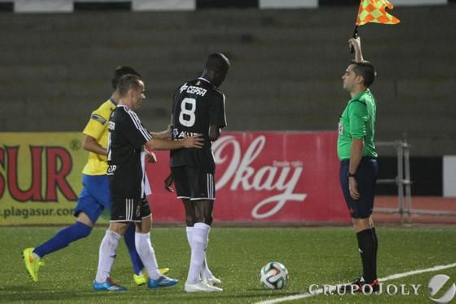 El asistente, brazo en alto señalando un saque de banda. 

Foto: Paco Guerrero
