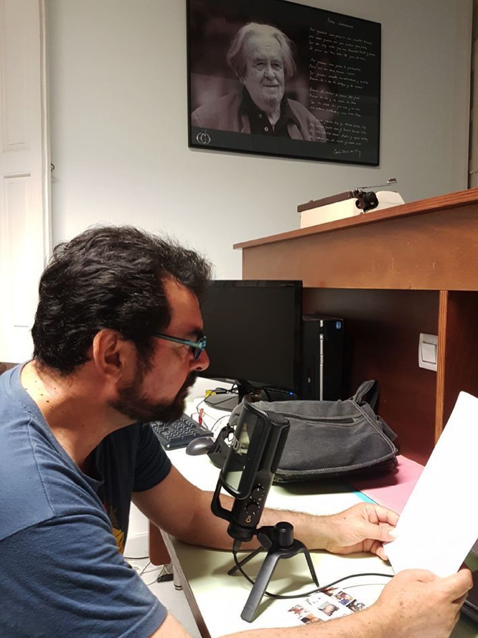 El escritor Miguel Ángel García Argüez, durante la grabación de sus poemas.