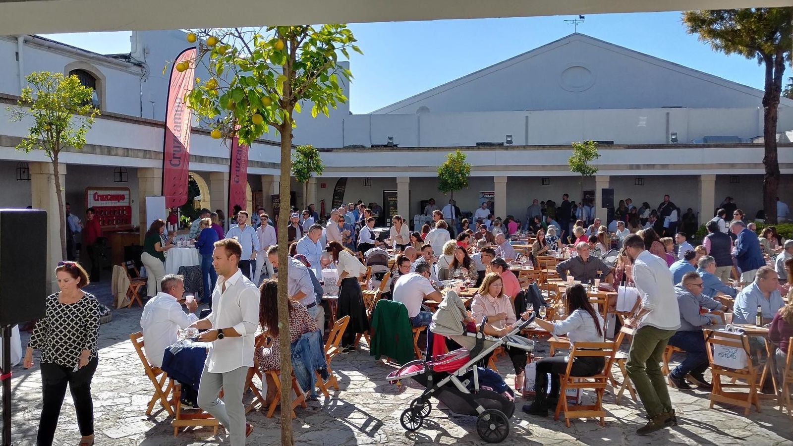 El patio de la bodega estuvo muy animado durante toda la tarde.