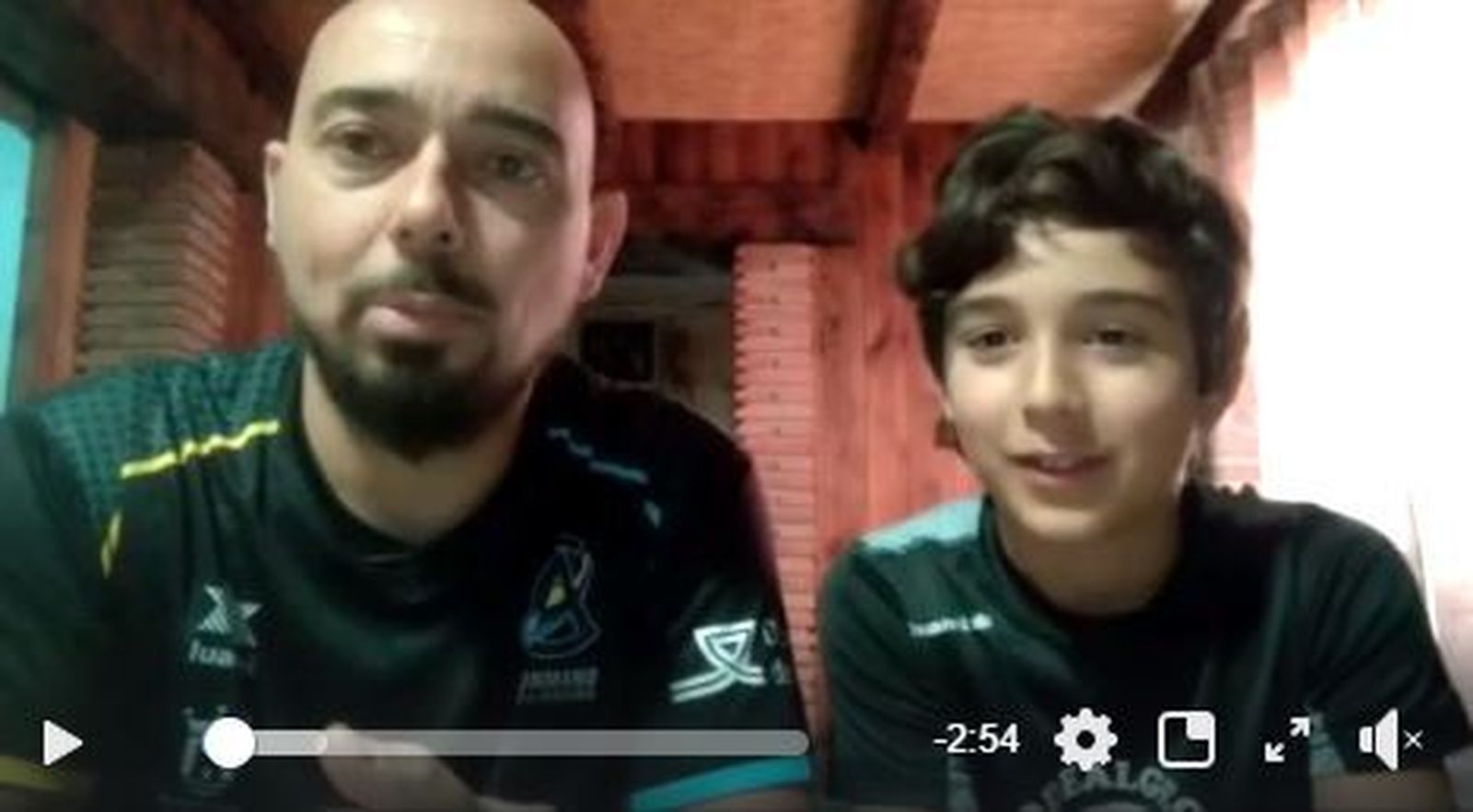 Carlos Elgarbay y Carlitos, delegado y jugador del alevín algecireño.