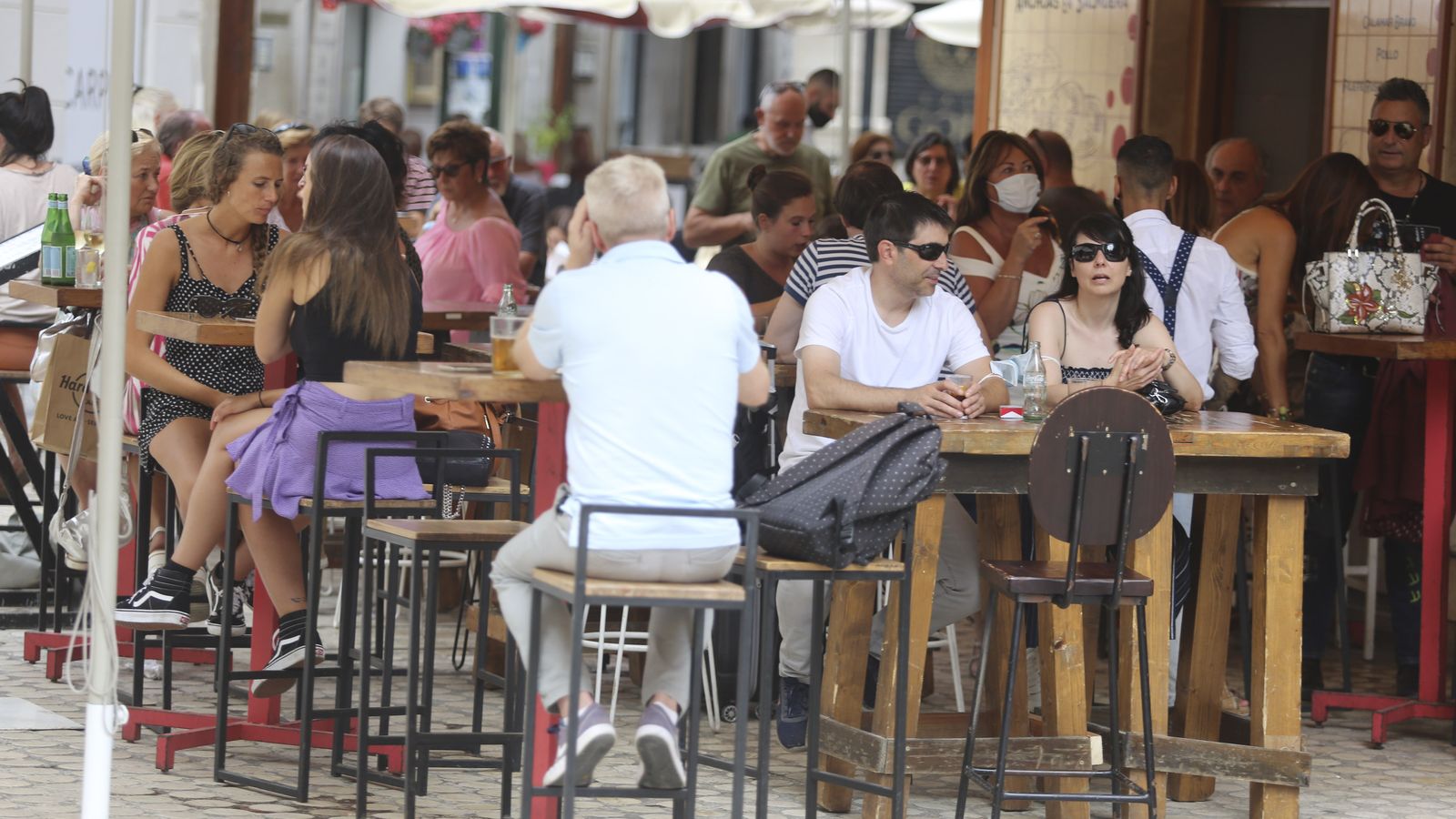 Una terraza del centro llena de clientes en el centro de Málaga.