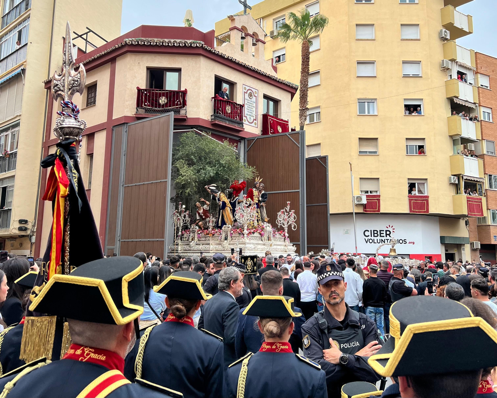 La Agrupación Musical Virgen de Gracia a la espera de incorporarse a la procesión La Agrupación Musical Virgen de Gracia a la espera de incorporarse a la procesión