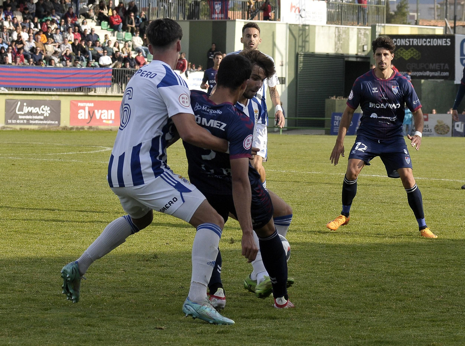 Imágenes del partido entre la Segoviana y el Recre en La Albuera