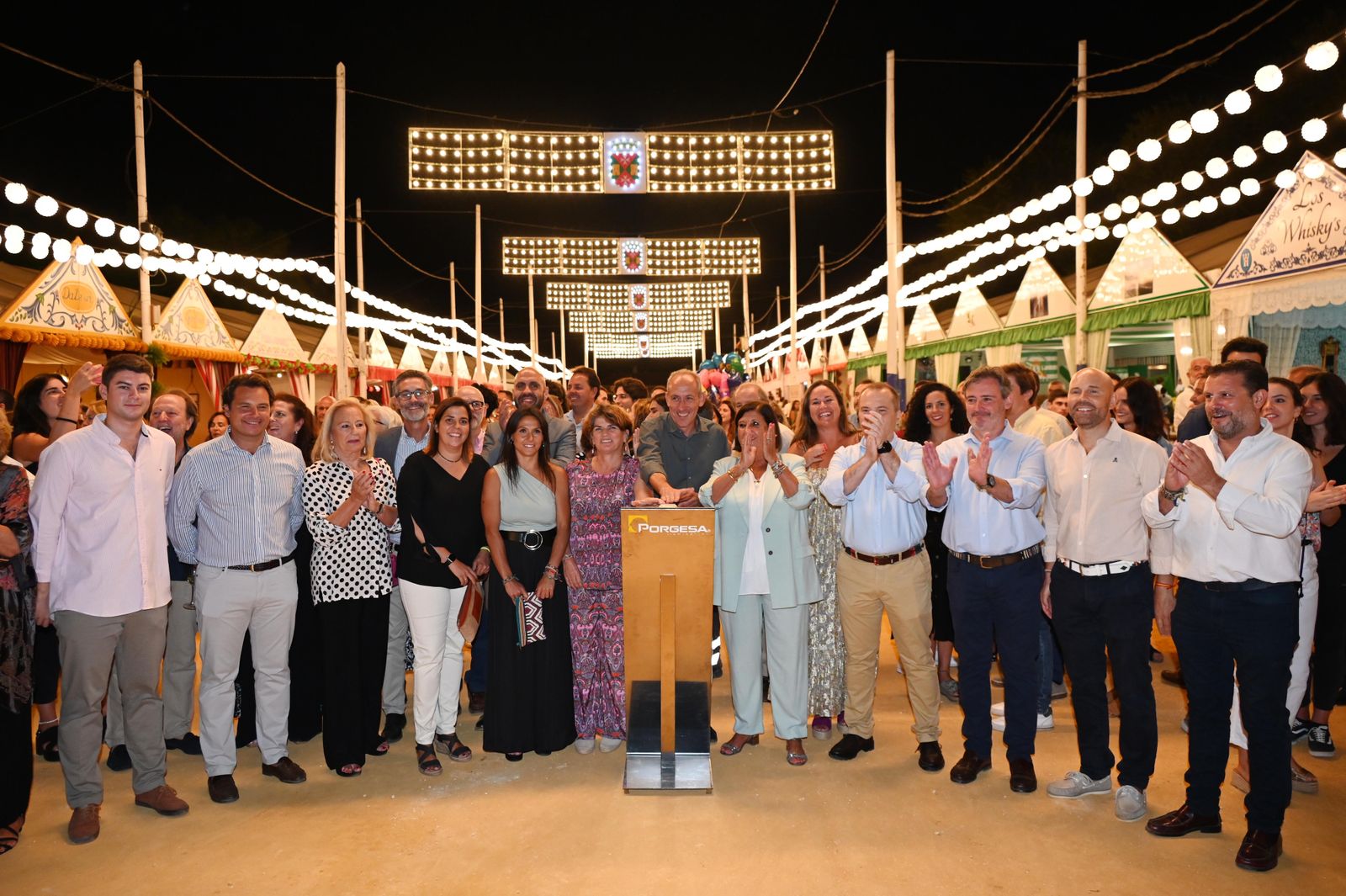 El alcalde José María Soriano inaugura el alumbrado.