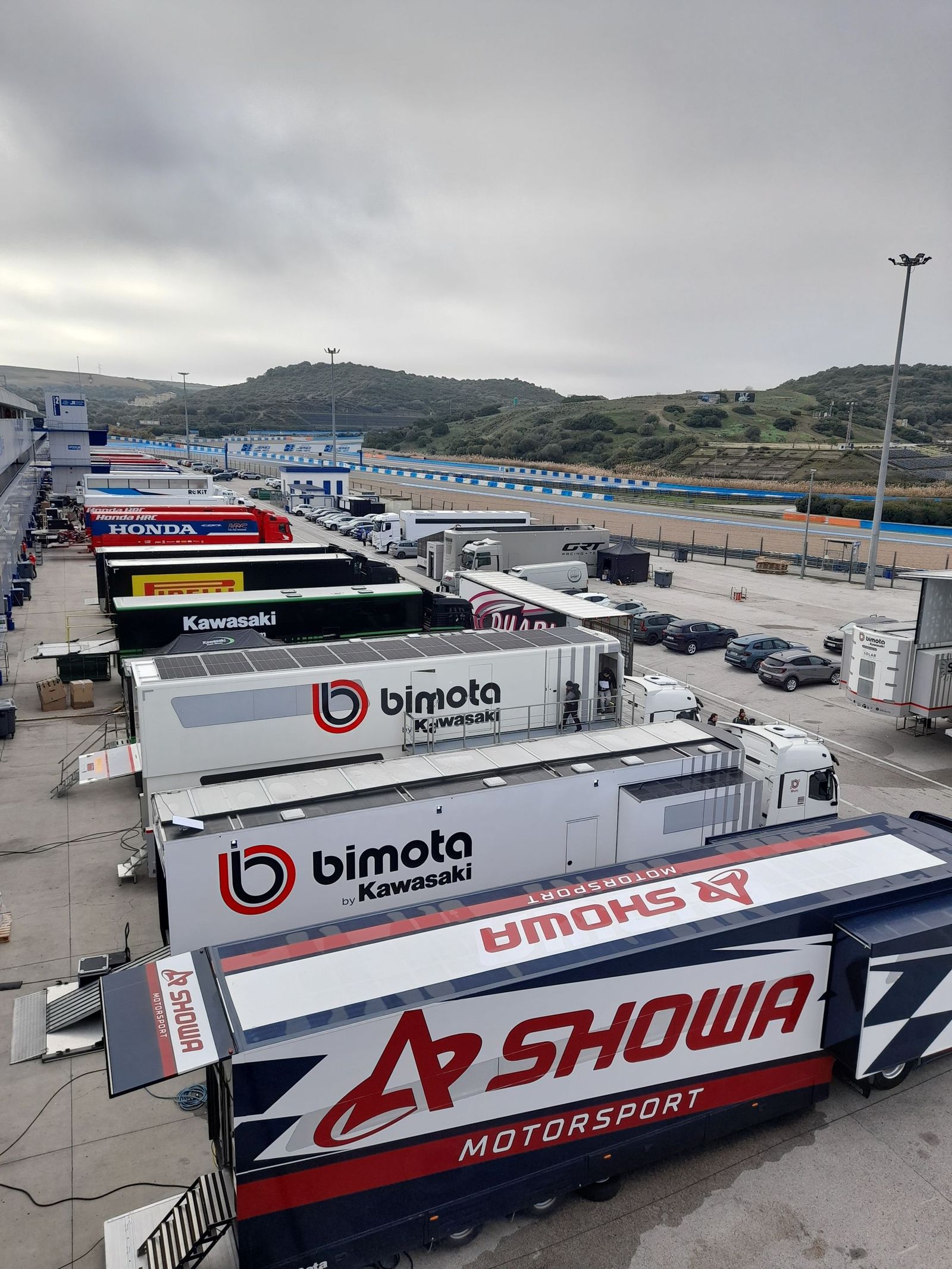 Aspecto que presenta el paddock, listo para los entrenos.