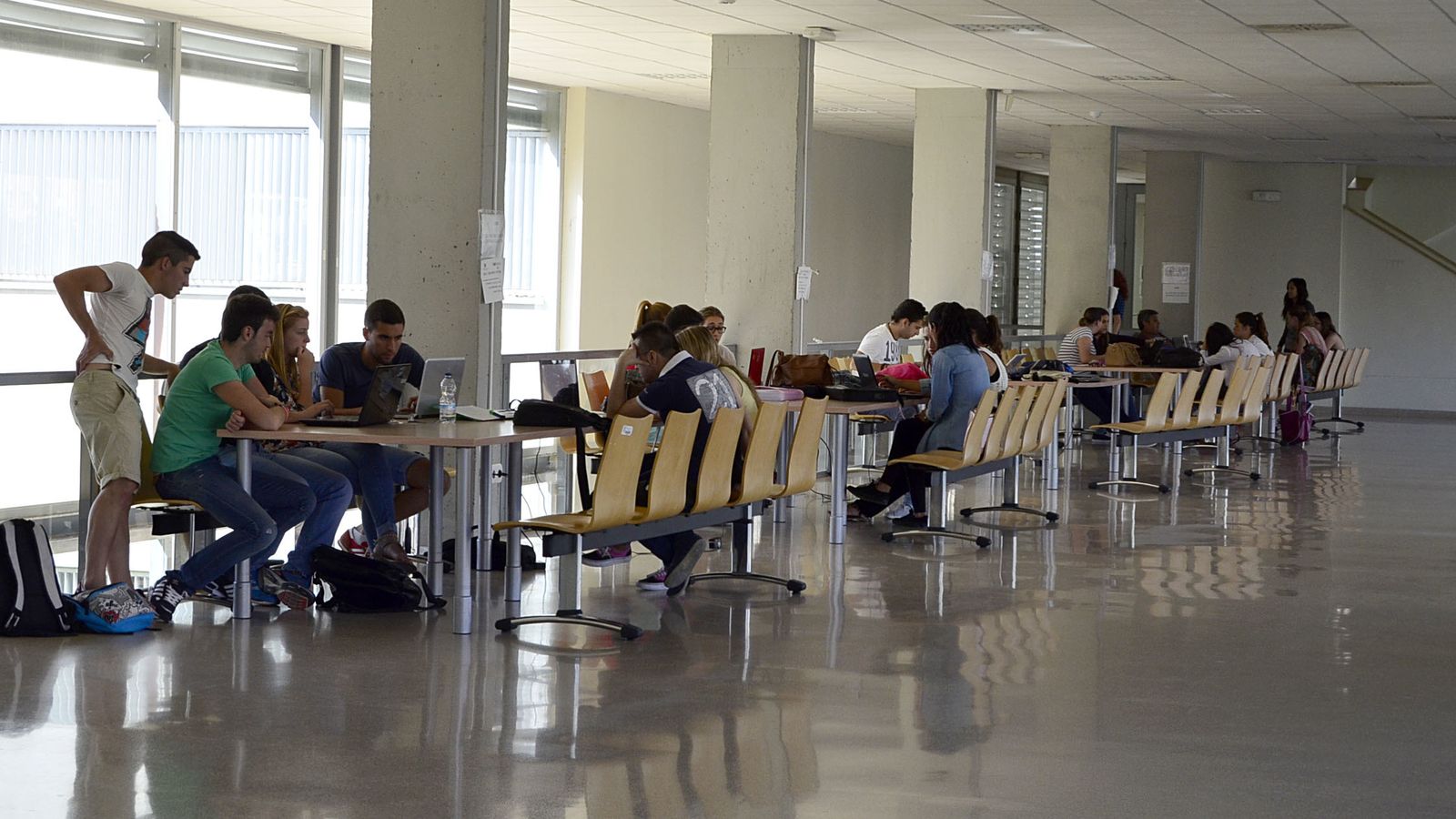Alumnos de Ciencias del Trabajo estudian en la facultad.