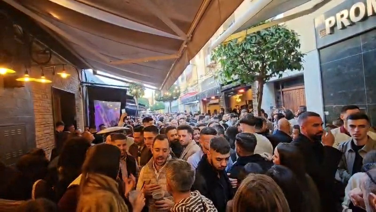 Así vive La Línea su tardebuena: calles repletas, música y puro ambiente navideño