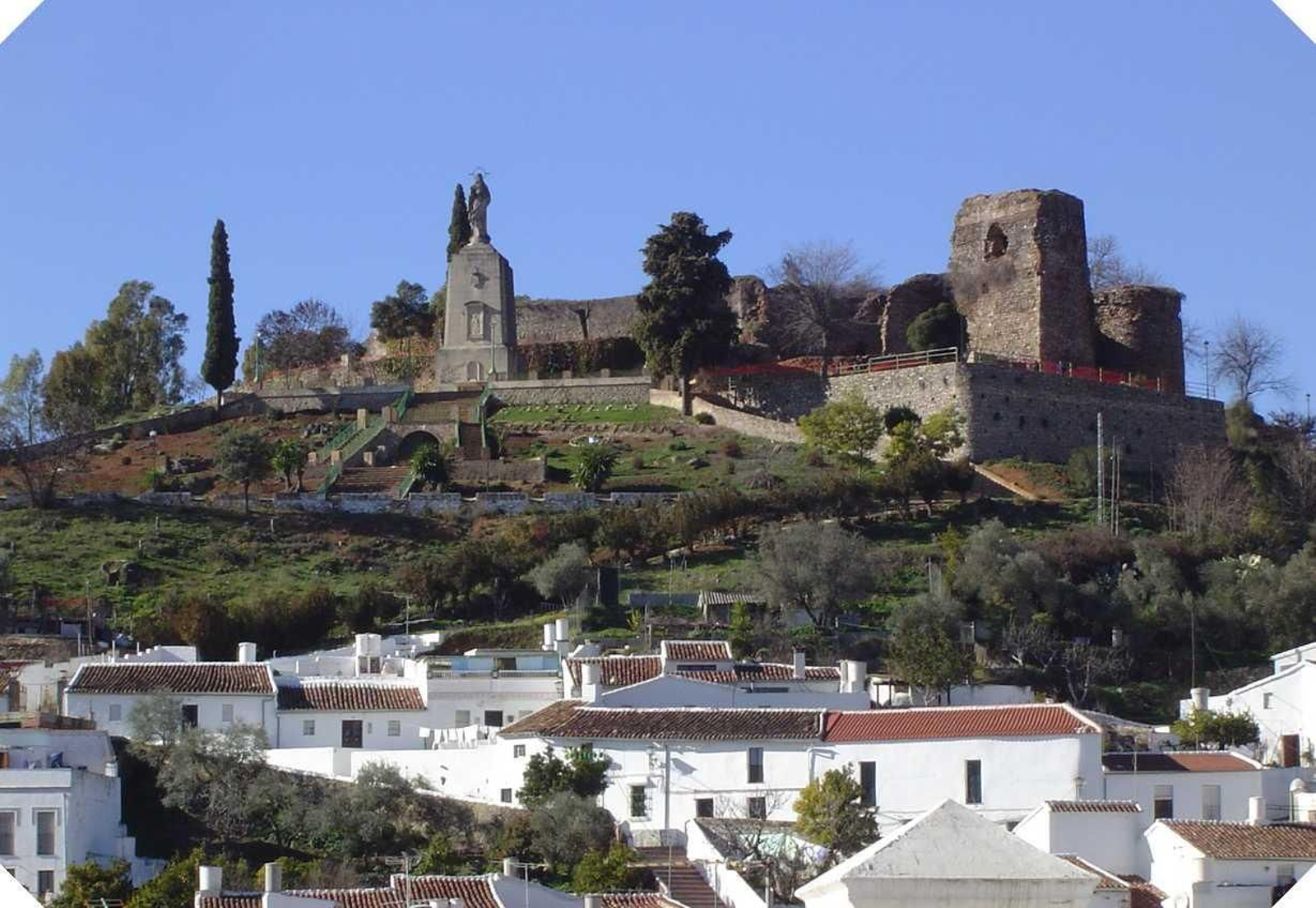 El castillo de la localidad serrana de Constantina.